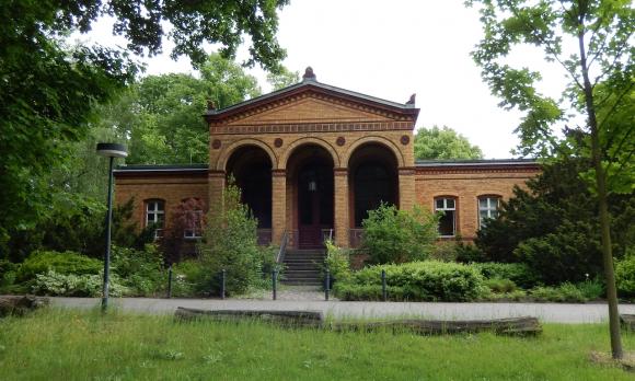 Nordseite der ehemaligen Leichenhalle der Karl-Bonhoeffer-Nervenklinik