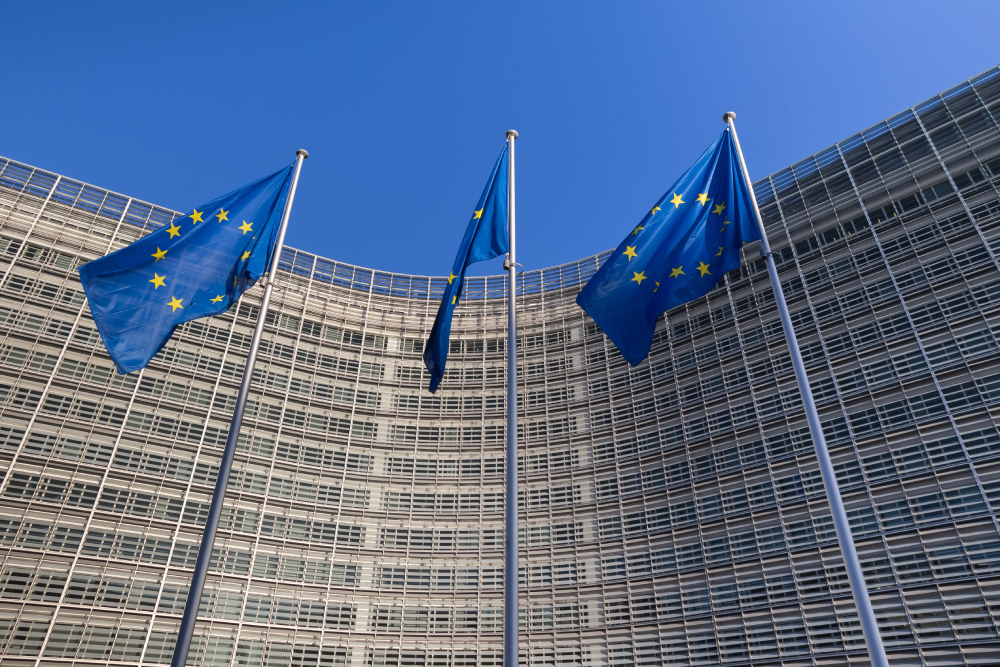 3 EU-Fahnen wehen vor dem europäischen Parlament