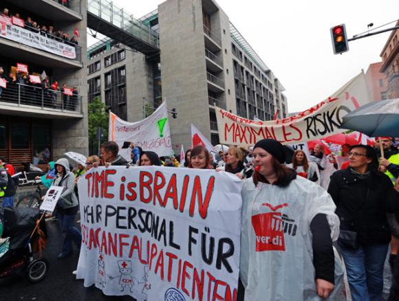 streikende Beschäftigte der Charité Berlin auf der Straße