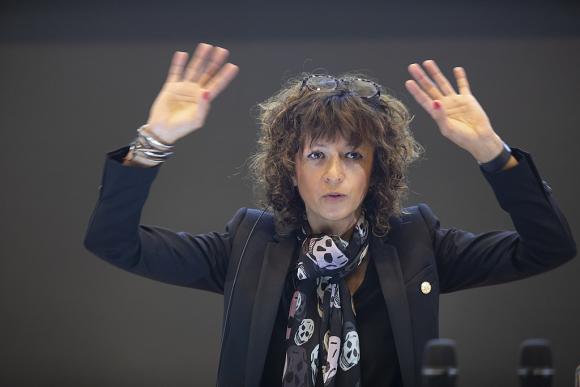 Emmanuelle Charpentier mit erhobenen Händen